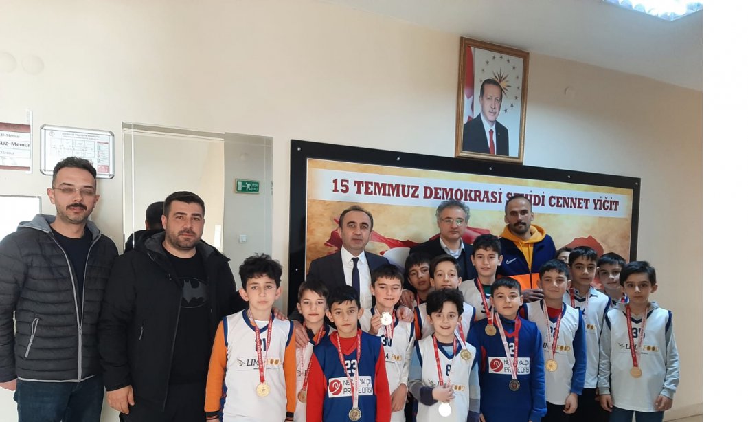 Atatürk İlkokulu  Minikler Basketbol Takımı İl Şampiyonu 
