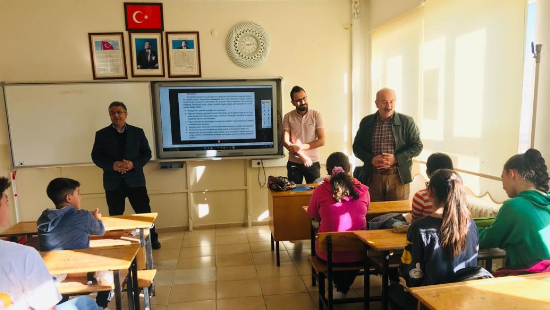 İlçe Millî Eğitim Müdürümüz Sn. İlker Akdoğan, Şehit Cennet Yiğit Ortaokulu haftasonu DYK kursunda öğrencilerle bir araya geldi