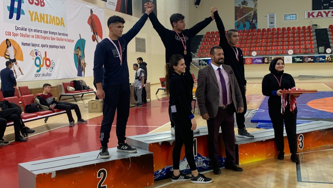 Şehit Cengiz Sabuncu Mesleki ve Teknik Anadolu Lisesi 15-16 Yas (B) Genç Serbest Güreş Takımı Okullar arası Güreş Müsabakalarından Madalya ile Döndü