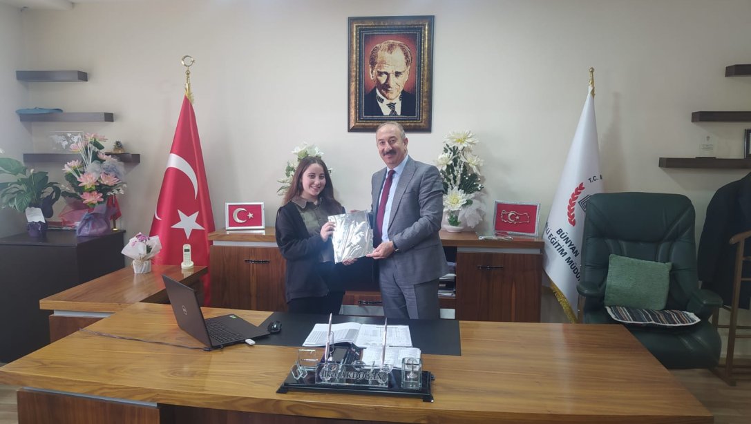 İlçe Milli Eğitim Müdürümüz İlker Akdoğan, Ortaokul 8. Sınıflar İlçe Denemesi 1.'si Tuğçe AYAZ'ı ödüllendirildi.