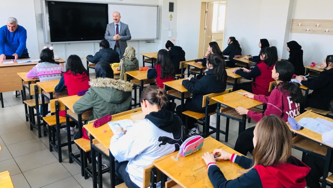 İlçe Milli Eğitim Müdürümüz Sn İlker Akdoğan, Ortak Yazılı Sınavların ilk gününde, okullarımızı ziyaret ettiler.