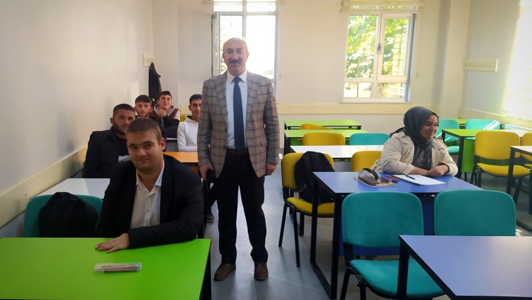 İlçe Millî Eğitim Müdürümüz Sn. İlker Akdoğan, Bünyan Kadın Gençlik Merkezi'nde açılan YKS kursunu ziyaret etti.