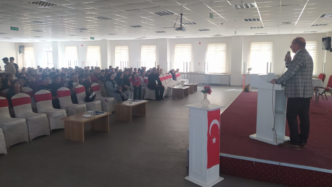 İlçe Millî Eğitim Müdürümüz Sn. İlker Akdoğan ilçemiz Namık Kemal Ortaokulu ve Şehit Cennet Yiğit Ortaokulu öğrencileri ile bir araya geldi. 