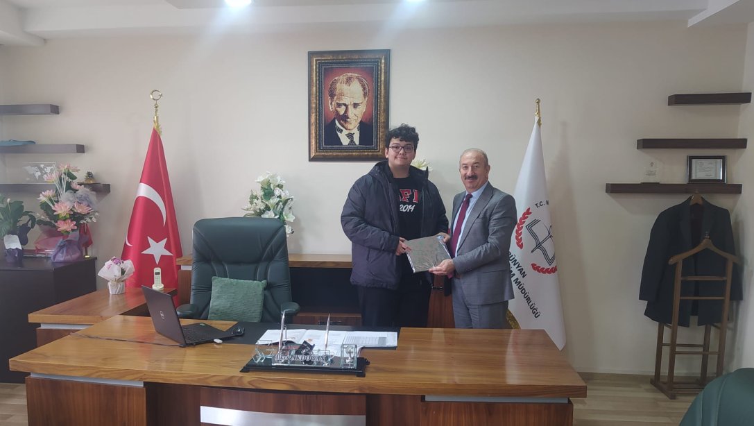 İlçe Milli Eğitim Müdürümüz İlker Akdoğan, Lise 12. Sınıflar İlçe Denemesi 1.'si Ahmet ŞAHİN'i ödüllendirildi.