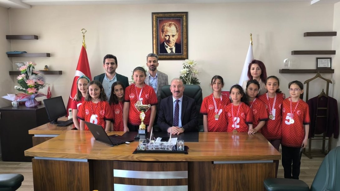 KAYSERİ 1.si olan Atatürk İlkokulu Voleybol takımımız, İlçe Milli Eğitim Müdürümüz Sn İlker Akdoğan'ı ziyaret ettiler. 