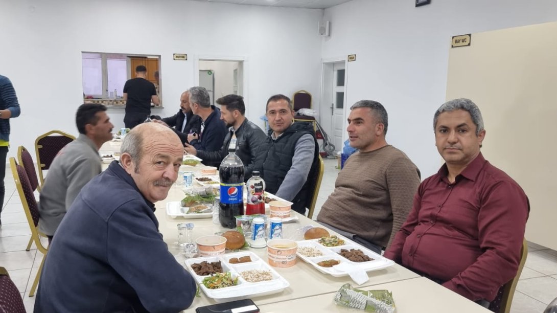 İlçemiz Akmescit Şehit Jan. Onb. Abdi Altemel ÇPAL öğretmen ve öğrencileri iftar yemeğinde buluştu. @tcmeb 