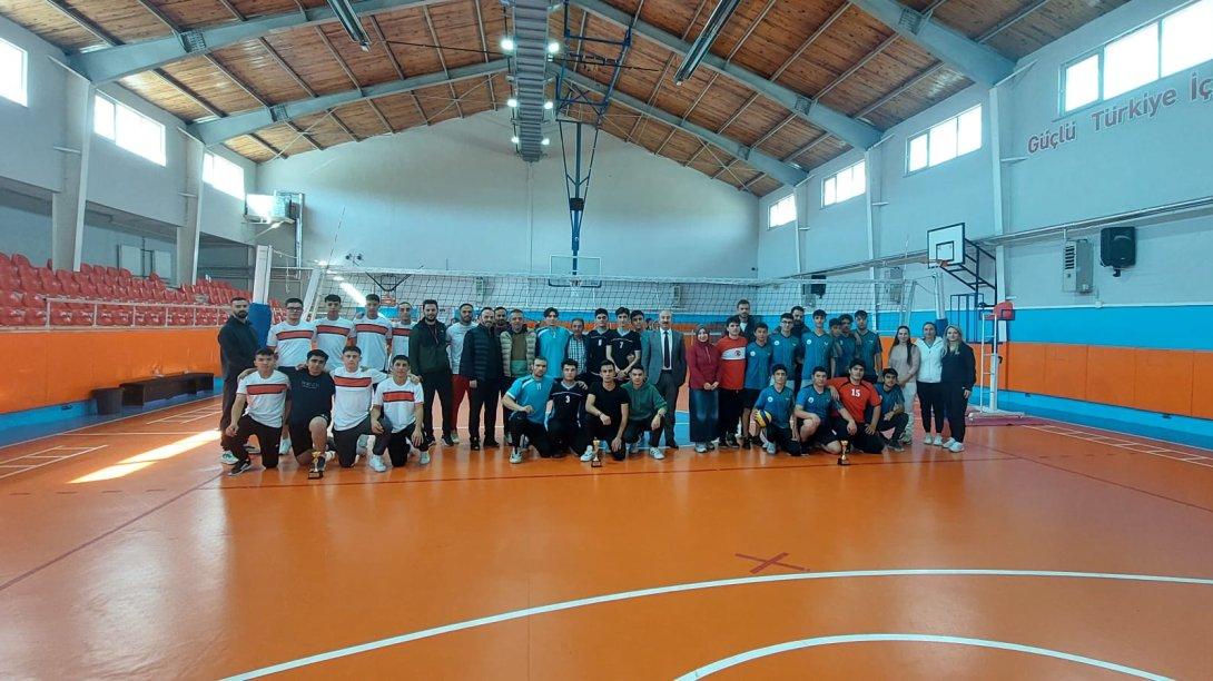 Cumhuriyetimizin 101. Yıl Dönümünü Münasebetiyle İlçemizde Liseler Arası Erkekler Voleybol Turnuvası Düzenlendi