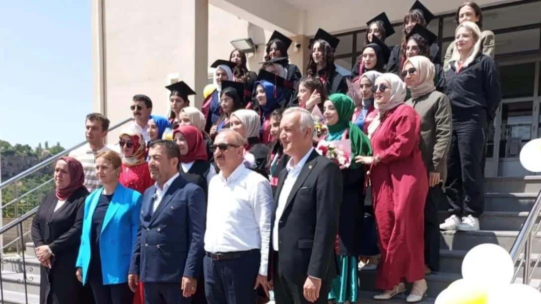 Bünyan Belediye Başkanımız Sayın Selahattin Metin, İlçe Milli Eğitim Müdürümüz İlker Akdoğan ile birlikte Kız İmam Hatip Lisesinin mezuniyetine katıldılar.