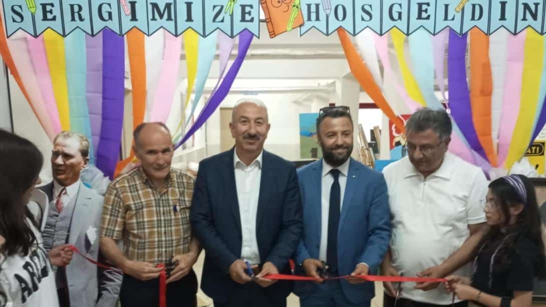 İlçe Milli Eğitim Müdürü Akdoğan'dan Şehit Cennet Yiğit Ortaokulu'nda Resim Sergisi Ziyareti